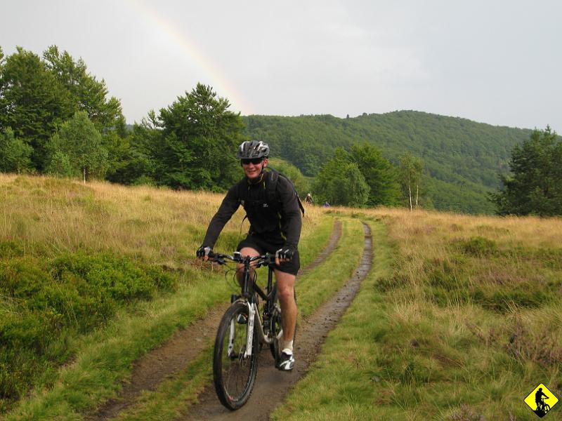 foto 141b.jpg - Po burzy przchodzi słońce i piękna tęcza, ale zjazd zielonym do N.Sącza zapowiada się bardzo śliski... Czasu mało, trzeba się spieszyć...